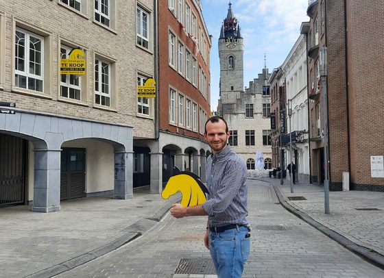 Ook Ros Beiaard-gekte bij ImmoTijl: verkoopsborden in vorm van paardenhoofden